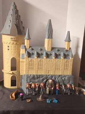 Spin Master Harry Potter Hogwarts Playset With 10 Figures And Accessories